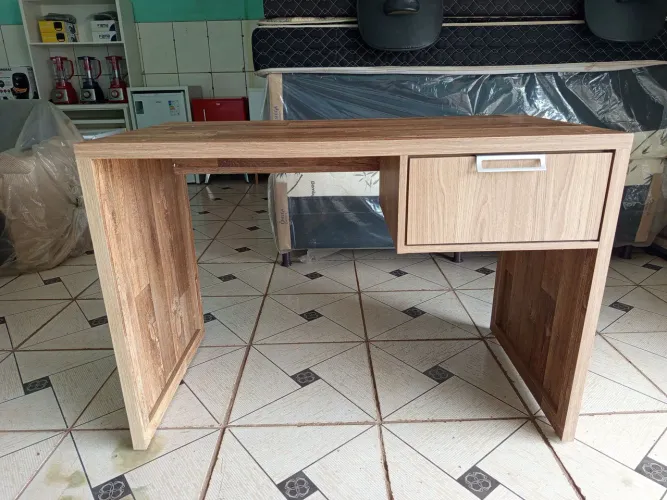 Escrivaninha planejada amadeirada nova. 