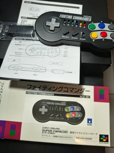 Controle Hori Fighting Commander para Super Nintendo Classic Edition.