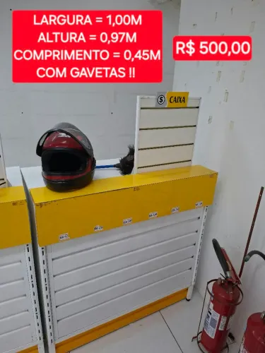 Balcão para caixa. De madeira, com gavetas