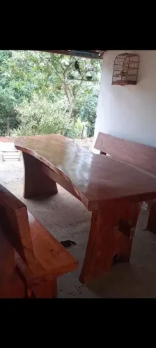 Trabalho com mesas e cadeiras,madeira de boa qualidade 