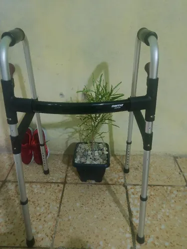 Andador para para idoso marca mercur suporta 130 kilos todo de Alumínio.