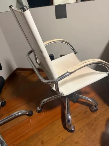Cadeira de Escritório Diretor/Presidente Charles Eames Branca - Giratória/Cromada