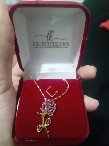 Colar com pingente de ouro 18k.