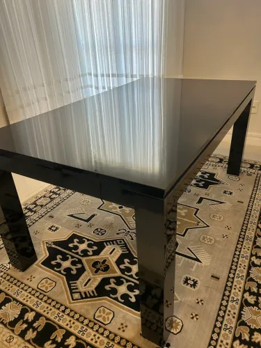 Mesa de madeira revestida com fórmica preta