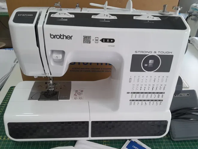 Máquina de costura Brother ST 371 HD