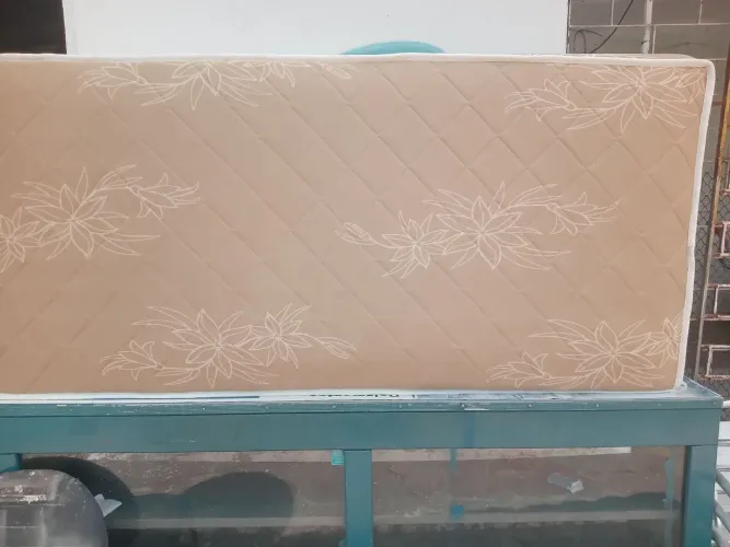 VENDO UMA CAMA BOX DE SOLTEIRO ELA E DE MOLA NA NOVA