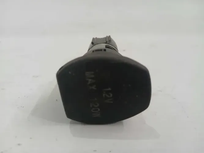 TOMADA AUXILIAR NISSAN VERSA 2017/2020 PLUG 12 V