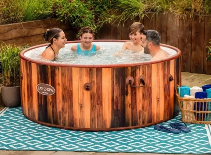 Banheira Ofurô Spa Helsinki 1.123L + Bomba Aquecedora + Aplicativo Wifi + Capa Bestway