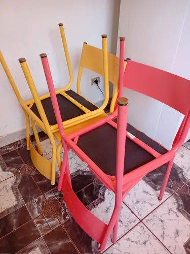 4 cadeira da Tok&Stock excelente estado sendo 2 amarela e 2 goiaba