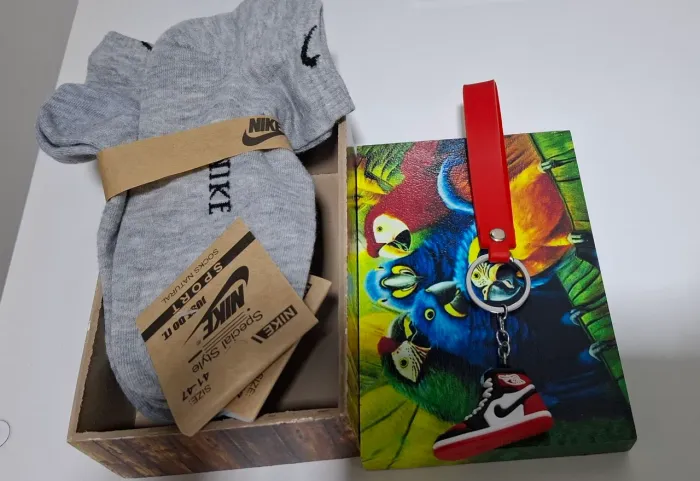 Caixa Decorativa, Chaveiro e Meia da Nike 