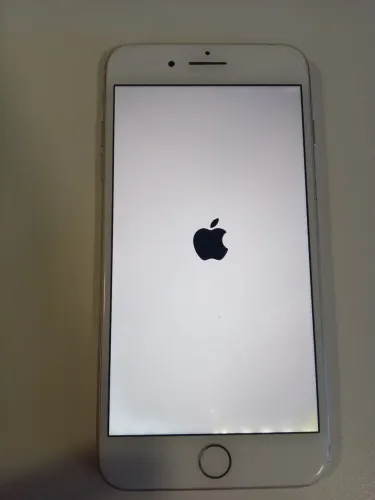 Iphone 8plus 64G,  travou por conta de pouco espaço na memória, mas um técnico reseta!
