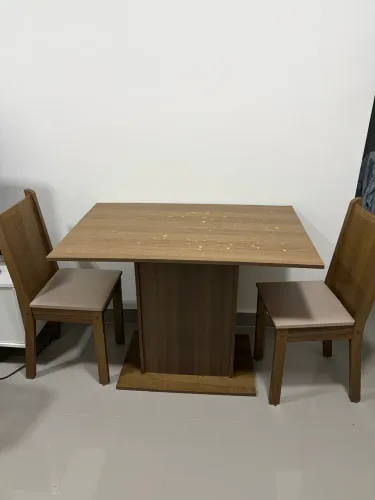 Mesa de jantar e cadeiras