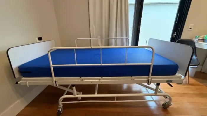 Cama Hospitalar Manual com Colchão e Grades Laterais - R$ 1.490.