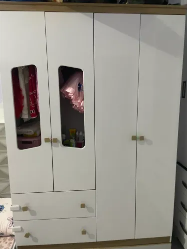 Guarda roupas e berço 