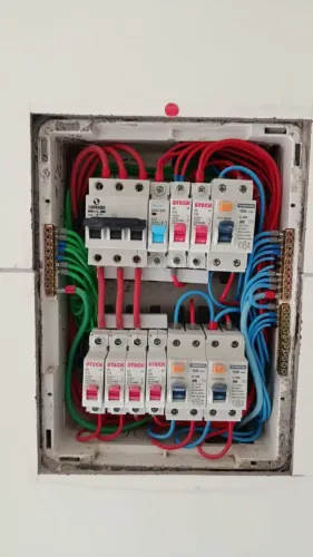 Eletricista disponível para serviço chama 