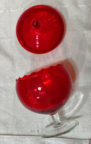 Bombonieri em vidro vermelho fino com pé em vidro transparente