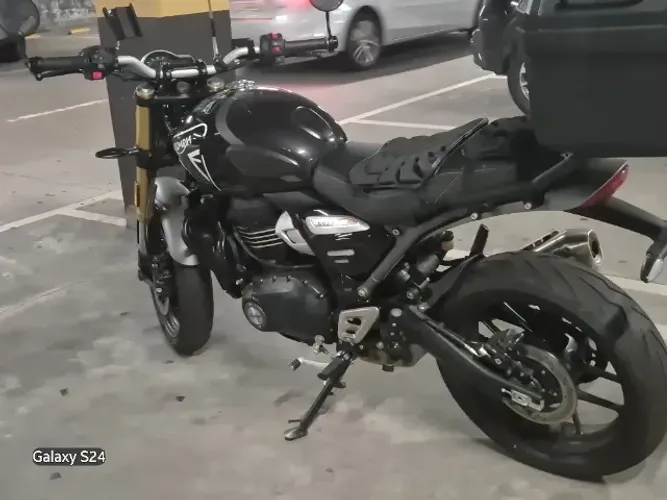 Triumph Speed 400 (2024/2025) - Preta - Impecável + Acessórios