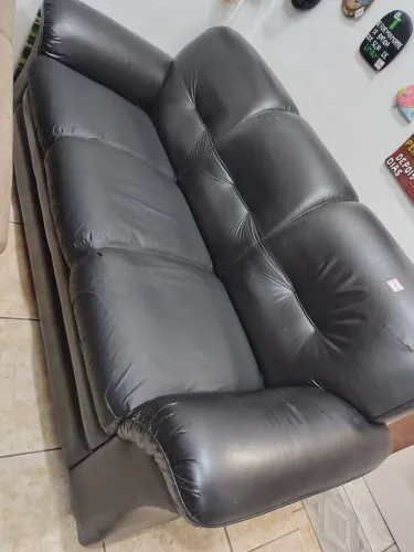Sofá courino preto usado bom estado.