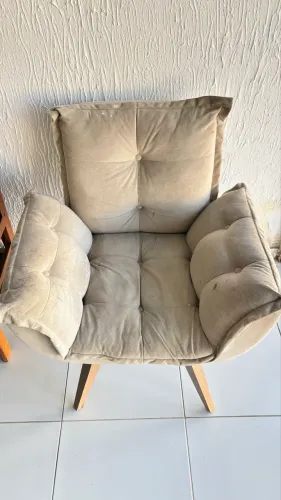 Vendo duas poltronas em boas condições.