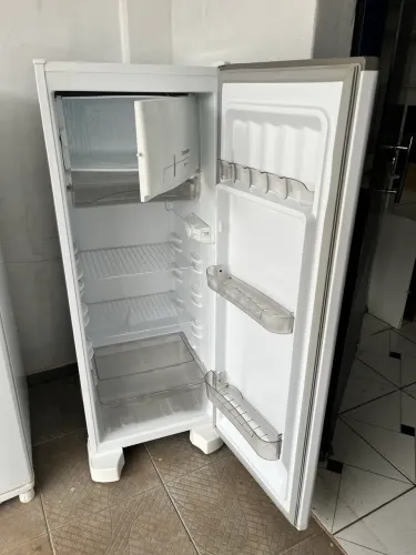 Geladeira Esmaltec ( entrega grátis)