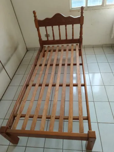 Cama de solteiro em madeira maciça conservada ((ENTREGO GRATIS))
