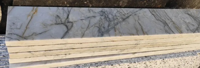 Vende - se 5 soleiras mármore com 90 cm de comprimento,15 cm de largura e 2 cm espessura .
