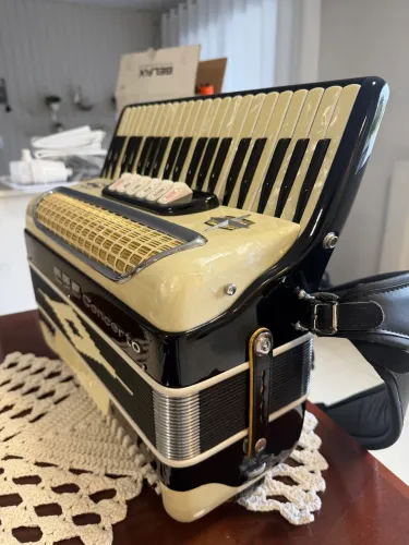 Acordeon Fabricada na Italia 120 baixos reduzida