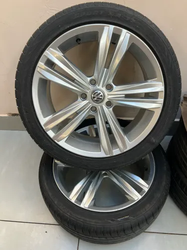 Rodas aro 18  p/ furação jetta , com pneus novos .