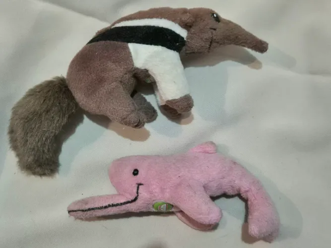 Pelúcias Guaraná Caçulinha - Boto Cor de Rosa e Tamanduá Bandeira