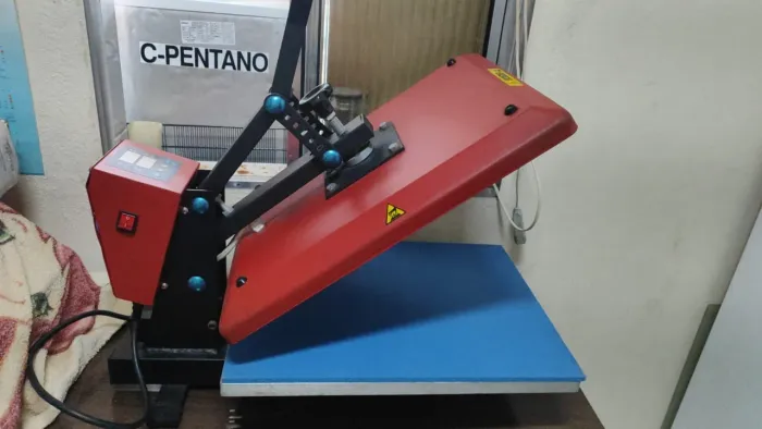 Prensa Térmica p/ personalizados - Vermelha - 220v - Mecolour