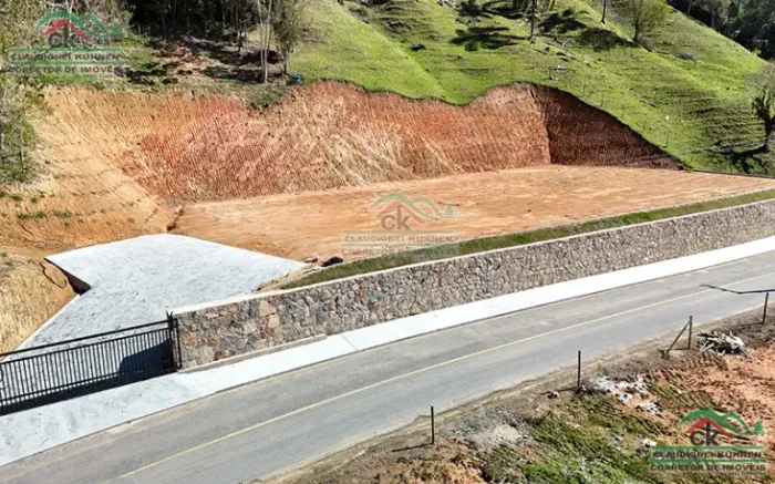 Lindo terreno com ampla área plana de frente para o asfalto em Águas Mornas