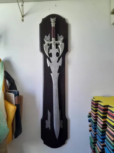 Espada Medieval decorativa com suporte