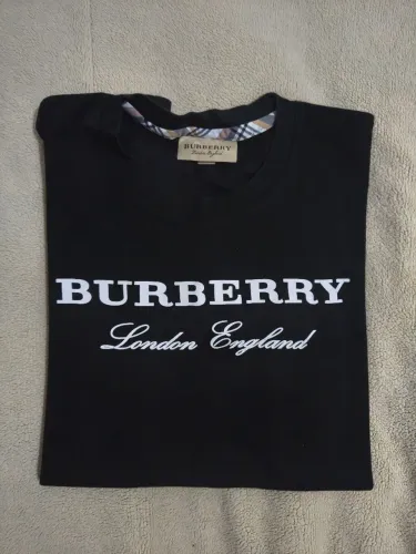 Camisa Burberry preta tamanho "M".