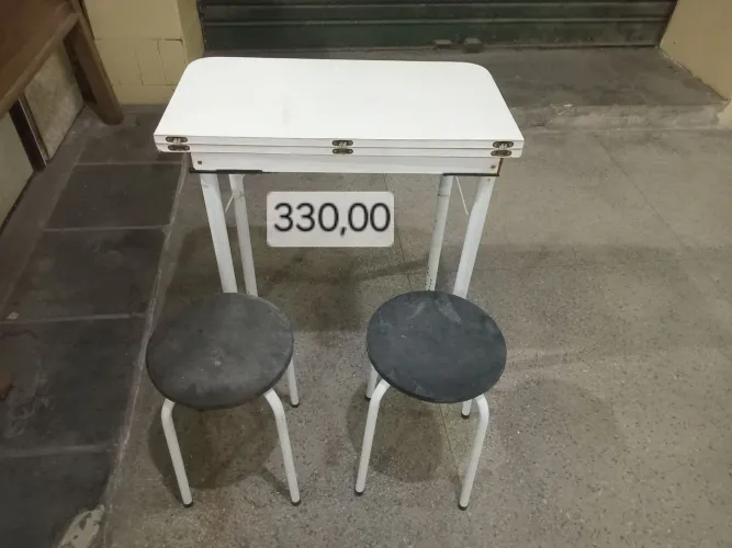 Mesa com 2 banquinhos