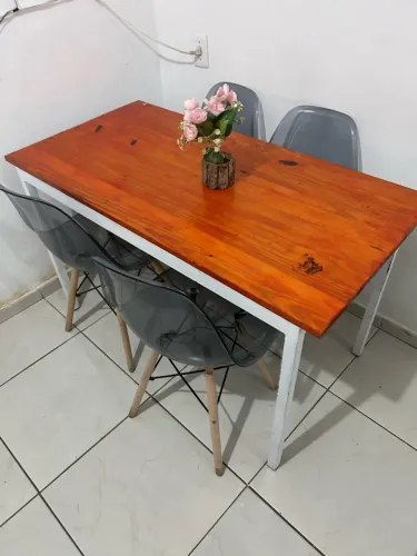 Vendo mesa com 4 cadeiras 