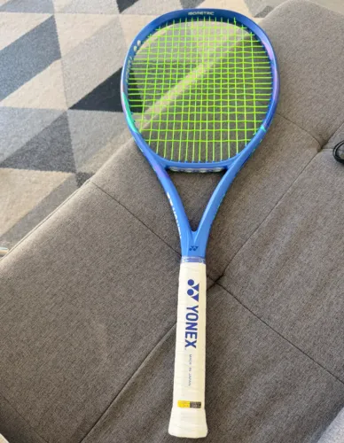 Raquete de Tênis Yonex EZone 98