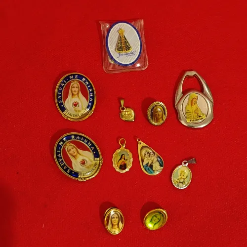 Lote de 11 Peças Religiosas como Broches e Pingentes Nossa Senhora de Fátima e Aparecida