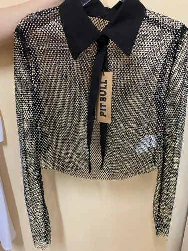 CAMISA CROPPED DE TELA CONCEITO PIT BULL JEANS COM BRILHO E GLAMOUR