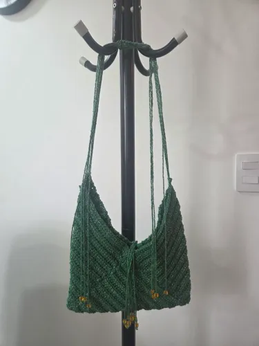 Vendo bolsa de croché verde oliva com alça regulável. Feita a mão - Del Carmen