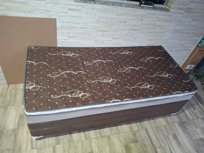 Cama de solteiro marca: Colchões Meron. Largu:88cm compri:1,90. Pouquíssimo uso.
