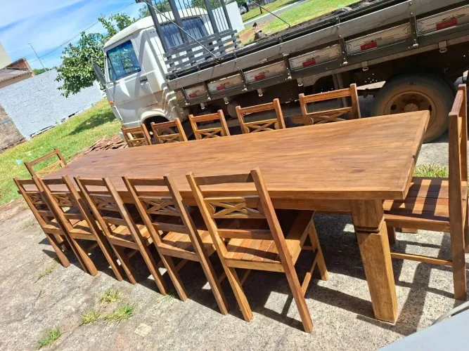 Mesa de madeira maciça com 12 cadeiras