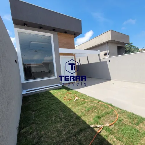 Casa linear em Itaipuaçu com 3 quartos, uma suíte, quintal e área gourmet.
