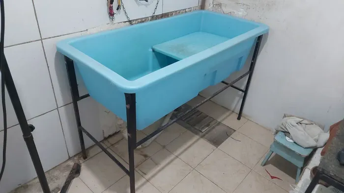 Equipamentos para banho e tosa, uma banheira grande, valor 550,00, um soprador 250,00