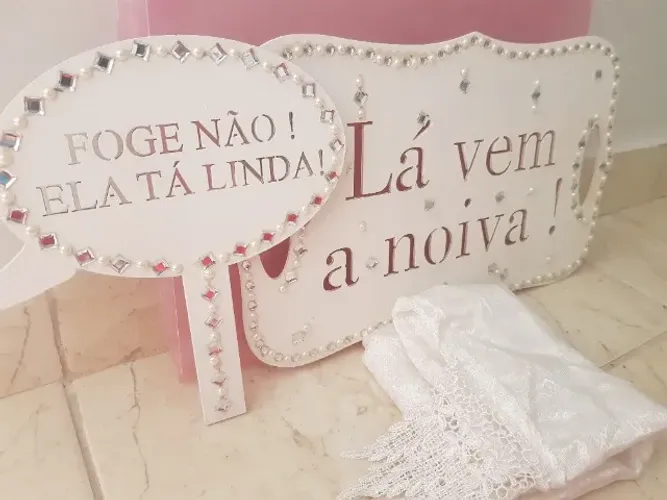 A mão- Placa de Casamento - "Lá vem a noiva"