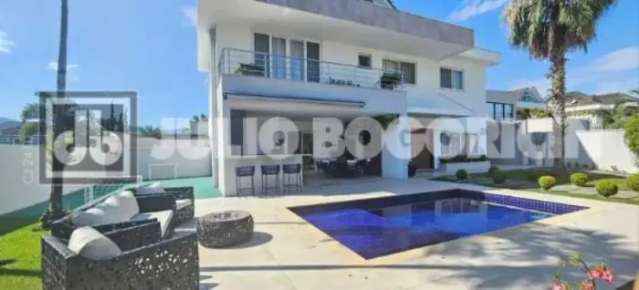 Casa em Condomínio : Triplex / Residencial / Vargem Grande