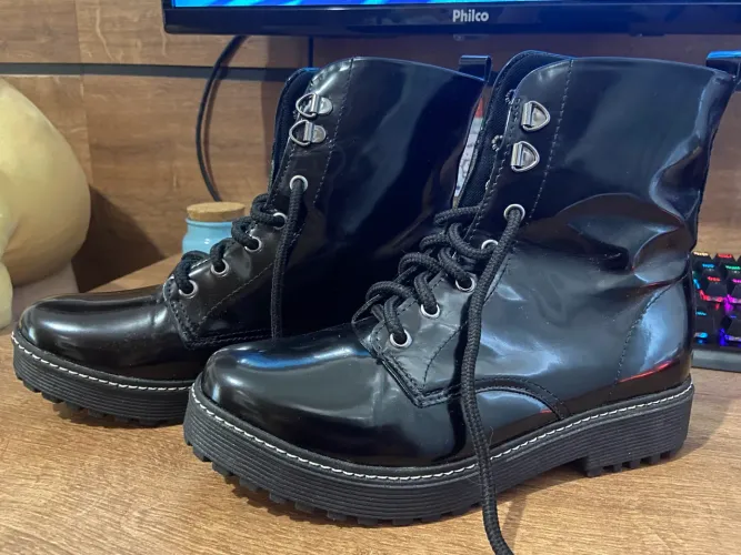 Bota preta cano alto