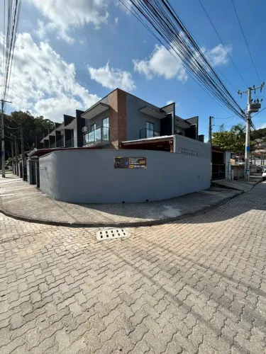 Casa sobrado geminado