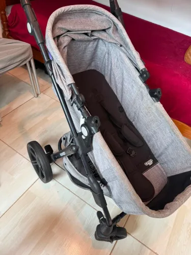 Carrinho de Bebê com Bebê conforto