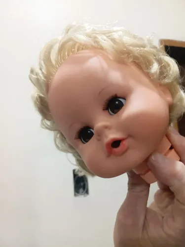 Cabeça da boneca bochechinha/ olhos castanhos.