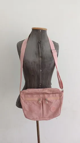 Bolsa rosa de uso de lado